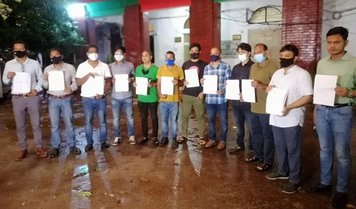 Journos at Shahbag Police Station demanding voluntary imprisonment