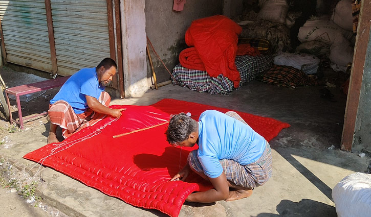 শীতের পদধ্বনি: লেপ-তোষক তৈরিতে ব্যস্ত কারিগররা