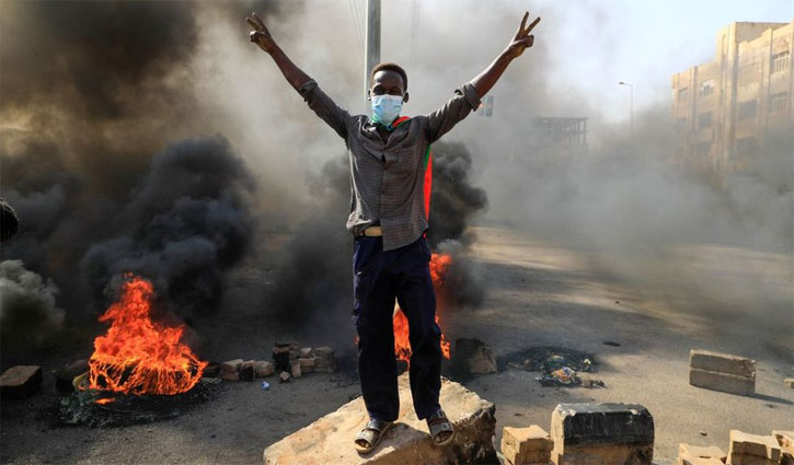 Sudan`s military dissolves civilian government