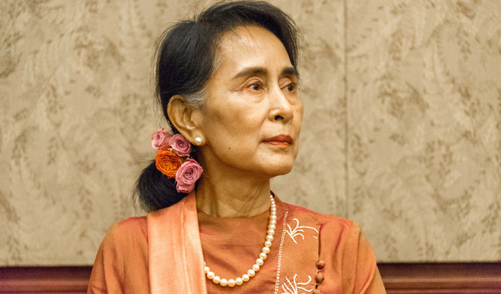Suu Kyi returns to court despite illness