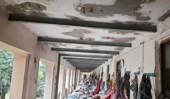 Cracks appear in SM Hall’s veranda roof, students asked to leave