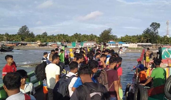 Tourists stranded on St Martin`s returning to Teknaf
