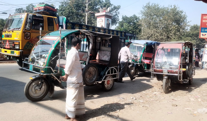 Transport strike in Chapainawabganj, commuters facing sufferings