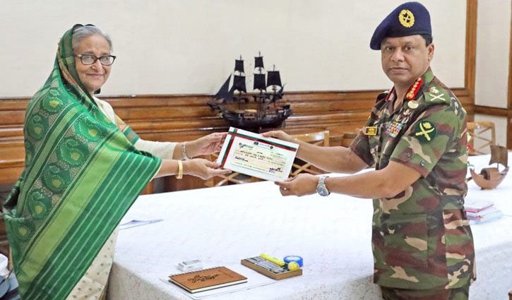 Army Chief hands over Tk 10cr to PM for flood victims