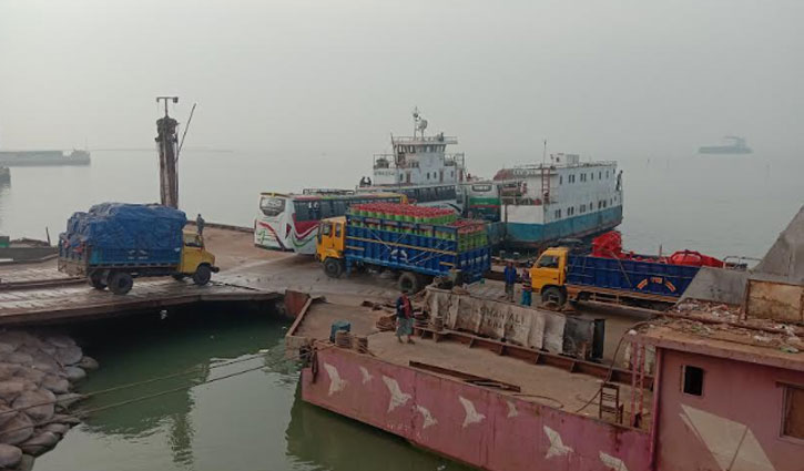 Paturia-Daulatdia ferry service resumes after 8hrs