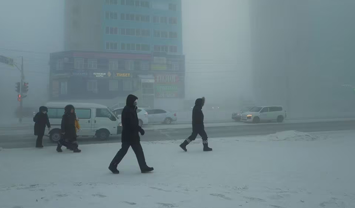 Temperatures in Siberia dip to - 56°C as record snow blankets Moscow