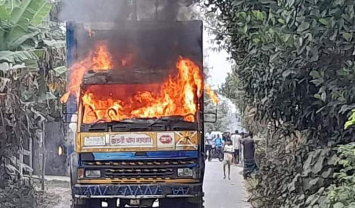 Running covered van set ablaze in Kapasia