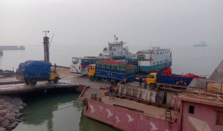 Paturia-Daulatdia ferry services halted due to dense fog