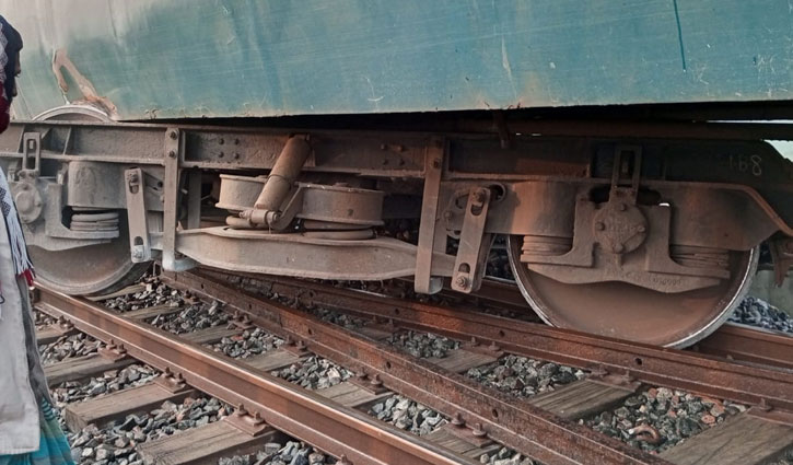 Dhalarchar express train derails in Pabna