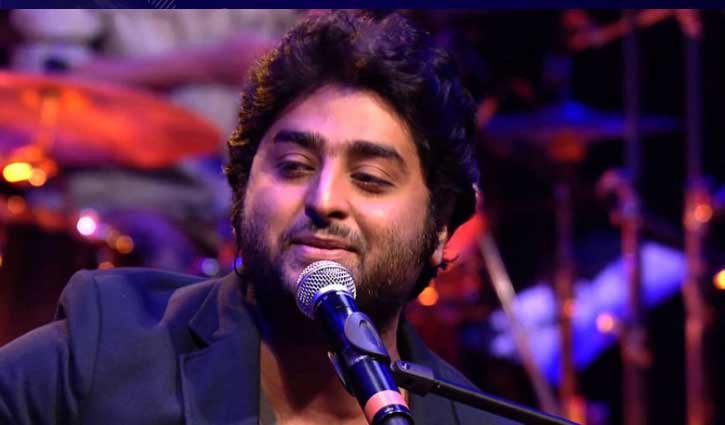Arijit Singh’s rare PDA moment with wife goes viral