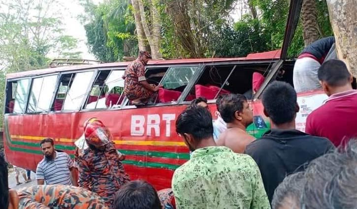 Two killed as bus hits electric pole in Jhalakati