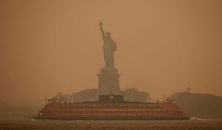 Smoke from Canadian wildfires engulfs NYC