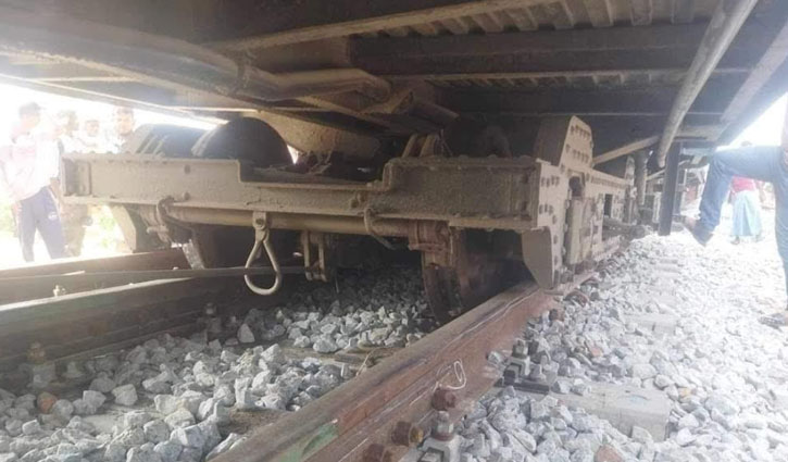 Train derailment snaps Chattogram-Cox’s Bazar rail link