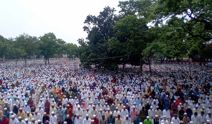 Over 5 lakh Muslims attend Sholakia Eid jamaat