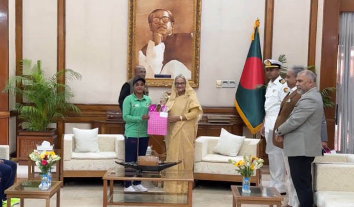 PM presents gifts to women cricketers of Bangladesh, Australia 