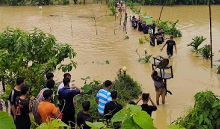 পাহাড়ি ঢলে ডুবছে কুমিল্লা, ঘরবাড়ি ছাড়ছেন মানুষ   