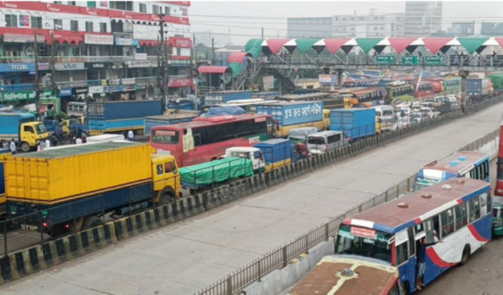 Long traffic jam on Dhaka-Chittagong highway