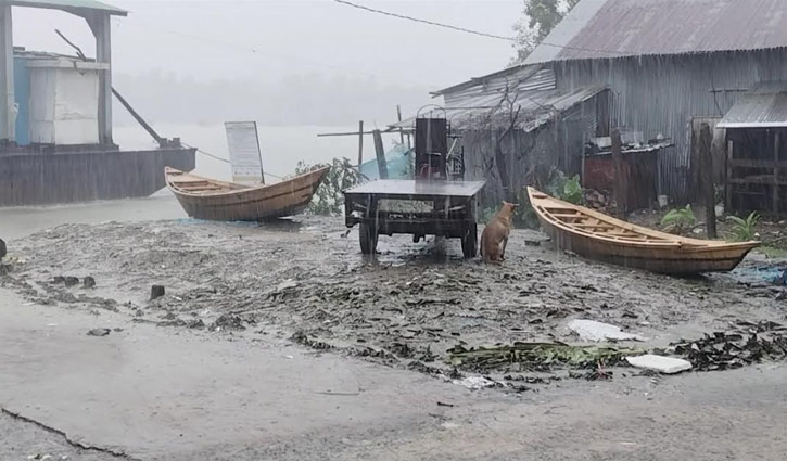 Heavy rain on coast, warning signal number 3 in port