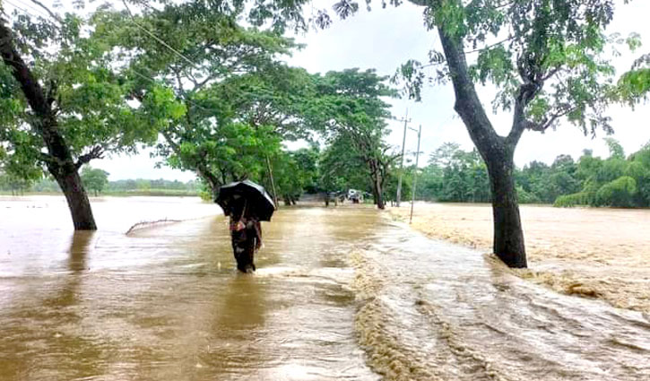 The road is submerged, traffic is stopped, two hundred tourists are stranded