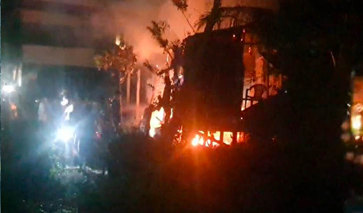 Five houses gutted in Munshiganj fire
