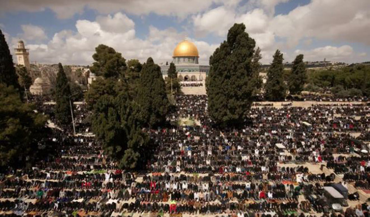 1,20,000 Palestinians perform Friday prayer in Aqsa
