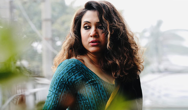 বাংলাদেশি সিনেমায় অভিনয় করে ক্ষুব্ধ কলকাতার ঋ