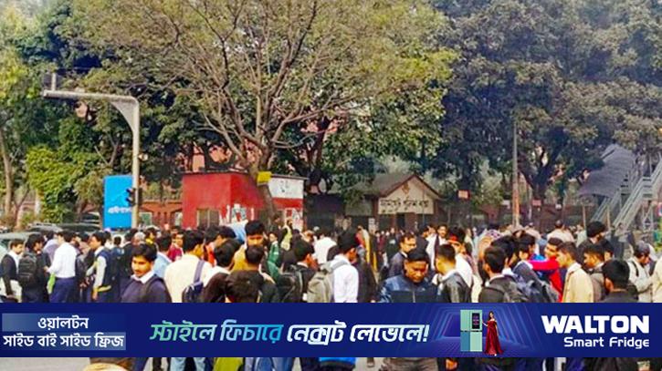 সহপাঠীকে হত্যার প্রতিবাদে তেজগাঁও সড়কে শিক্ষার্থীরা 