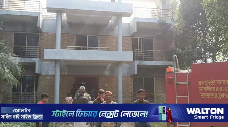 মুকসুদপুরে ইউপি চেয়ারম্যানের বাড়িতে আগুন 