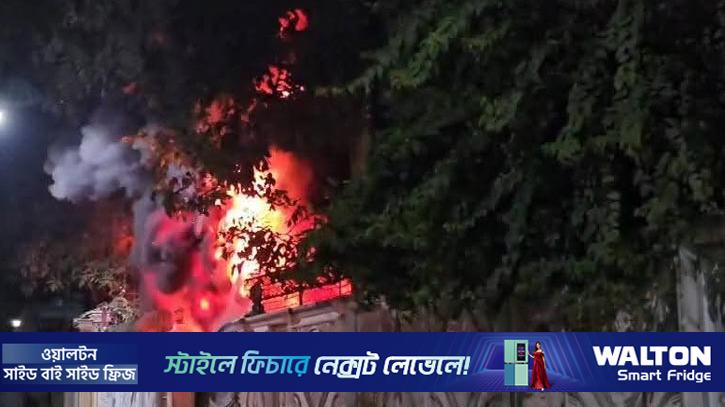 বান্দরবানে সাবেক মন্ত্রীর বাড়িতে আগুন দিল বিক্ষুব্ধ জনতা