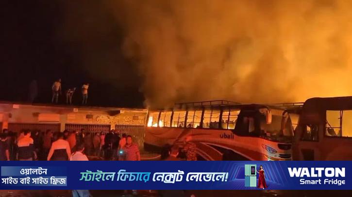 ফার্নিচার দোকানের আগুনে পুড়ল ৩টি বাস
