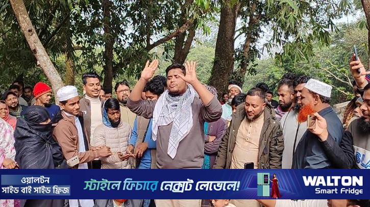 নেতা এক দিন টাকা নিয়ে ভোটারদের পিছনে ঘোরে, ৫ বছর ঘোরায়