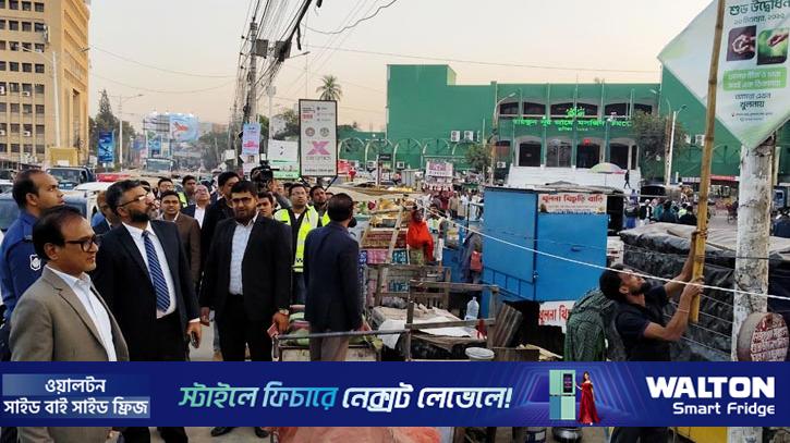 খুলনায় পোস্টার, প্যানা ও বিল বোর্ড অপসারণে মাঠে প্রশাসন