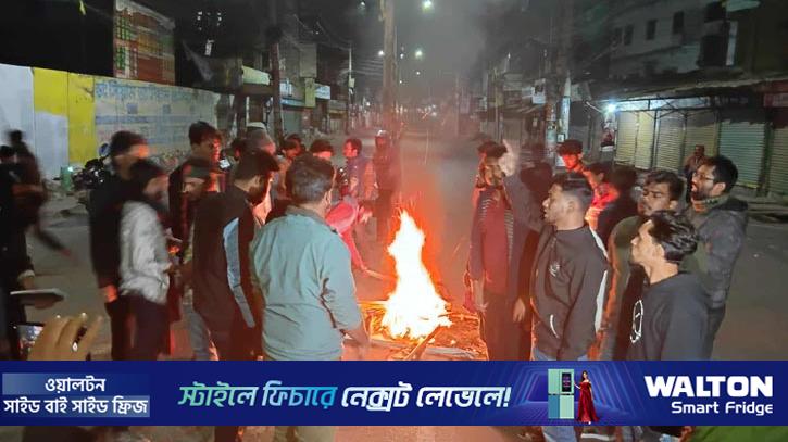 খুলনায় প্রথম আলো অফিসে হামলা, সাইনবোর্ডে আগুন