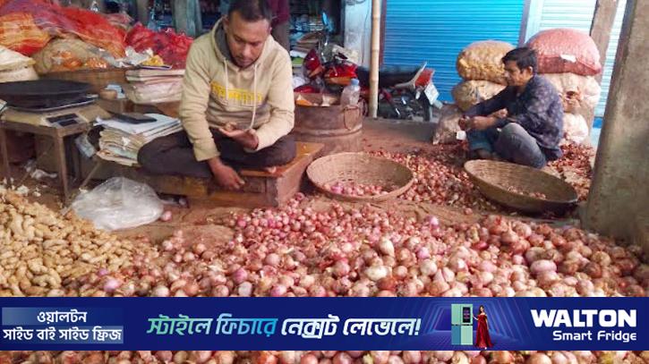 হিলি বন্দরে পেঁয়াজের কেজি ৩০ টাকা