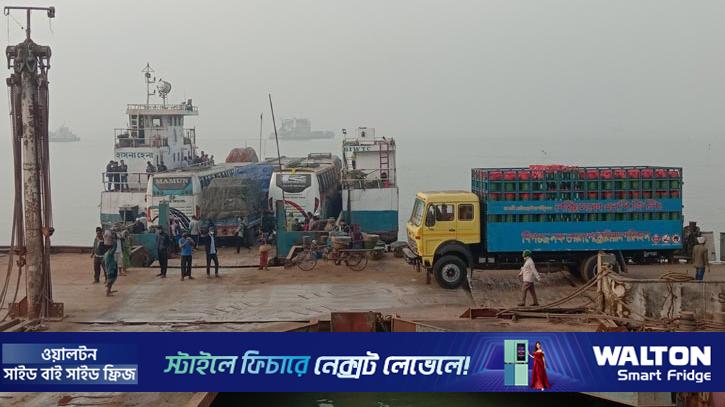 সাড়ে ৪ ঘণ্টা পর চালু পাটুরিয়া-দৌলতদিয়া নৌরুট