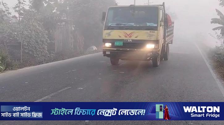 পটুয়াখালীতে হেডলাইট জ্বলিয়ে সড়কে চলছে যানবাহন