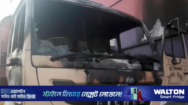 দিনাজপুরে ধান বোঝাই ট্রাকে আগুন, হেলপার দগ্ধ