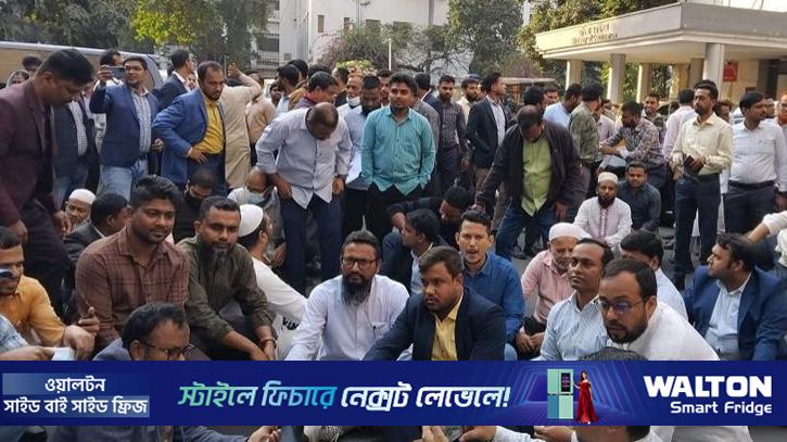 আন্দোলনের জেরে সচিবালয়ের ১৪ কর্মচারী সাসপেন্ড