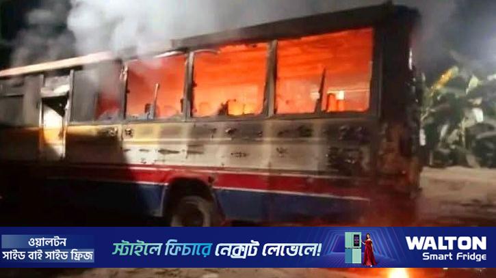 ত্রিশালে মহাসড়কের পাশে দাঁড়িয়ে থাকা বাসে আগুন