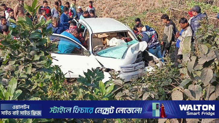 ঝালকাঠিতে প্রাইভেট কার নিয়ন্ত্রণ হারিয়ে ধানক্ষেতে