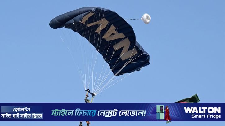 ১২ হাজার ফুট উচ্চতা থেকে নৌসদস্যদের প্যারা জাম্প 