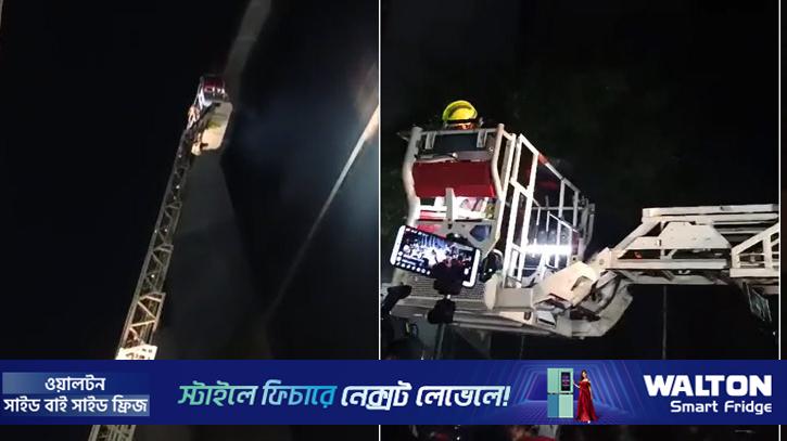 ডেইলি স্টার অফিসের ছাদ থেকে ক্রেনে নামানো হলো আটকেপড়াদের
