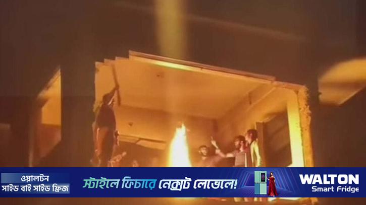 ৩২ নম্বরে জনতার আগুন, আনা হয়েছে বুলডোজার