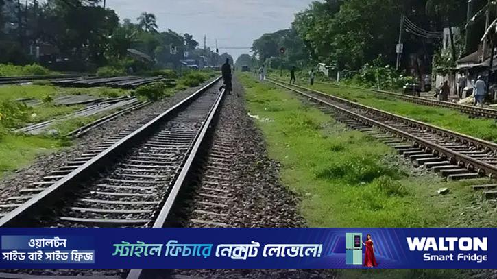 হেডফোন কানে রেললাইনে, ট্রেনে কাটা পড়ে প্রাণ গেল যুবকের