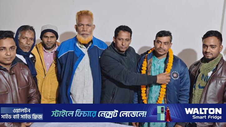 যুবলীগ থেকে পদত্যাগ করামাত্র গলায় যুবদলের ফুলের মালা