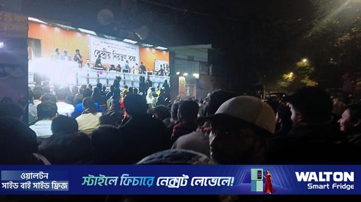 জকসু নির্বাচনের ভোট গণনা দেখার অপেক্ষায় শিক্ষার্থীরা