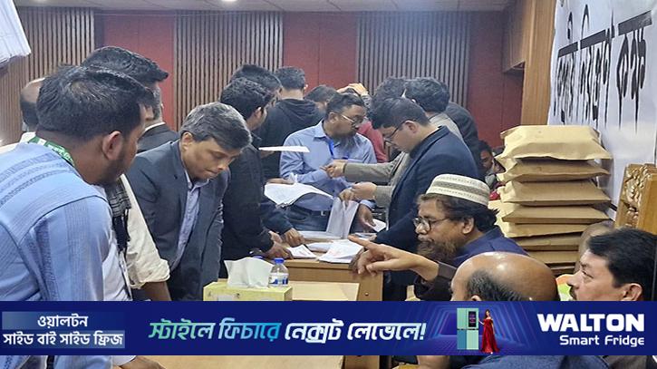 ২৬ কেন্দ্রের ফল: ৩৫১ ভোটে এগিয়ে শিবিরের ভিপি প্রার্থী