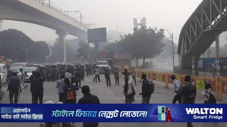 কারওয়ান বাজারে ফের মোবাইল ব্যবসায়ীরা, পুলিশের সাউন্ড গ্রেনেড নিক্ষেপ