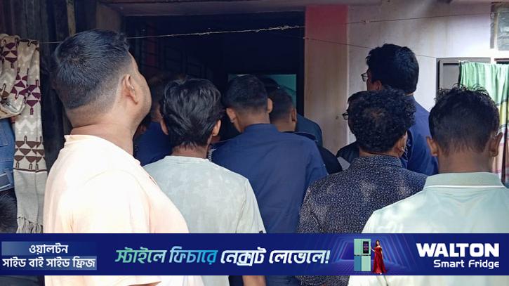 হত্যার পর মায়ের লাশের পাশে বসে কাঁদছিলেন ছেলে