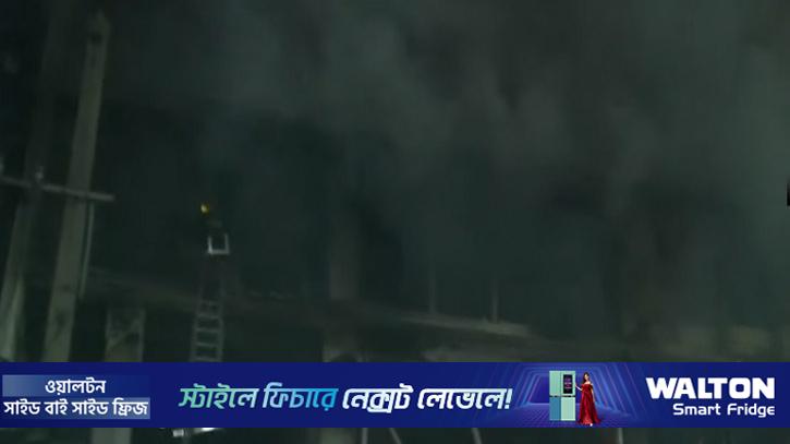 প্রথম আলো অফিসের আগুন নিয়ন্ত্রণে, তবে কালো ধোঁয়ার কুণ্ডলী উড়ছে